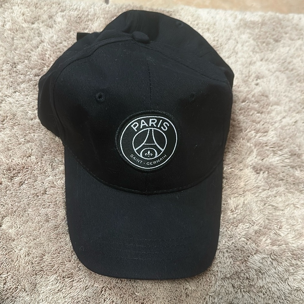PSG Paris Saint-Germain Essential Crest Cap - Black